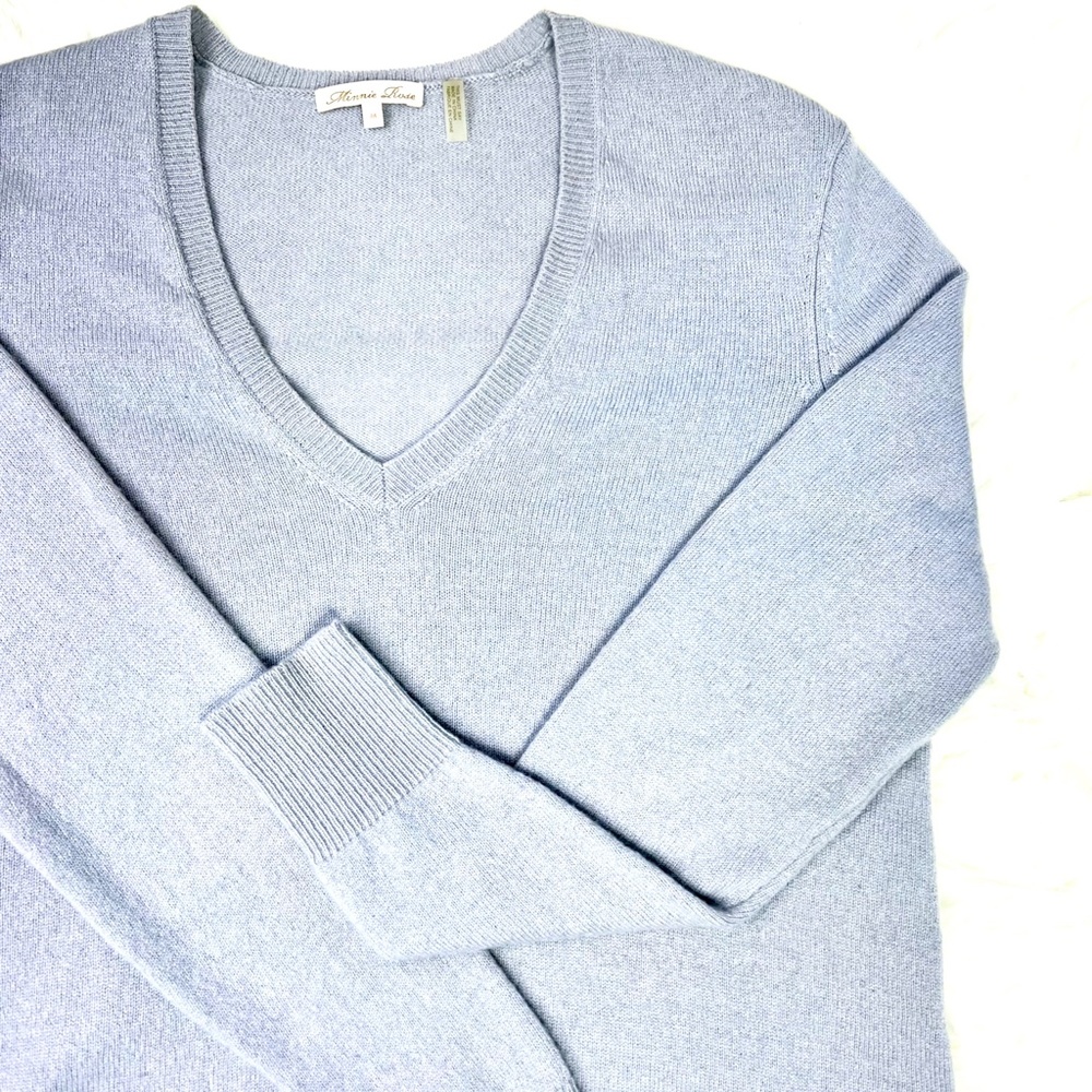 🚫SOLD!*|•MINNIE ROSE•| 100% Cashmere Lavender V-Neck Sweater - Picture 3 of 9